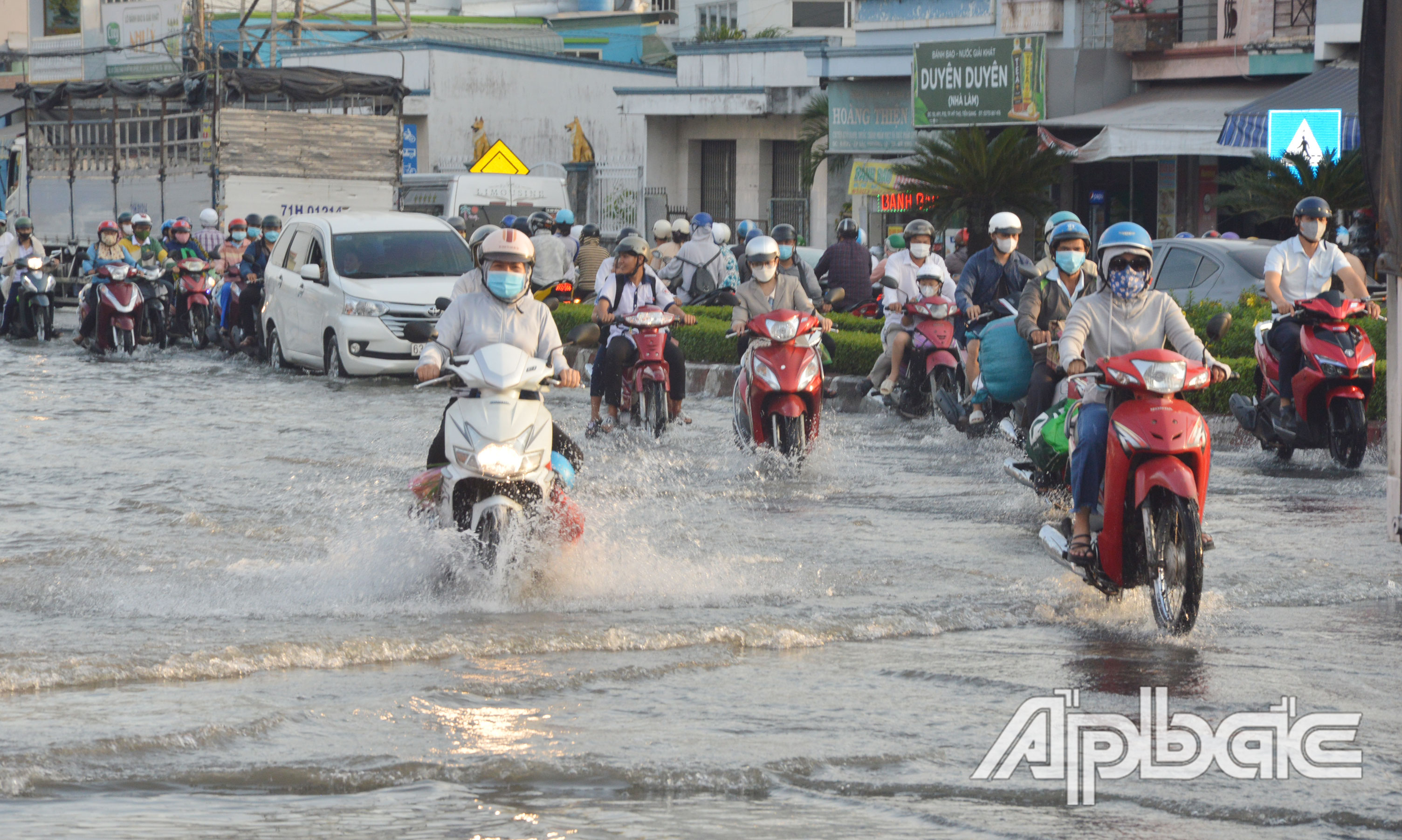 Các phương tiện lưu thông qua khu vực vòng xoay Trung Lương gặp khó khăn.