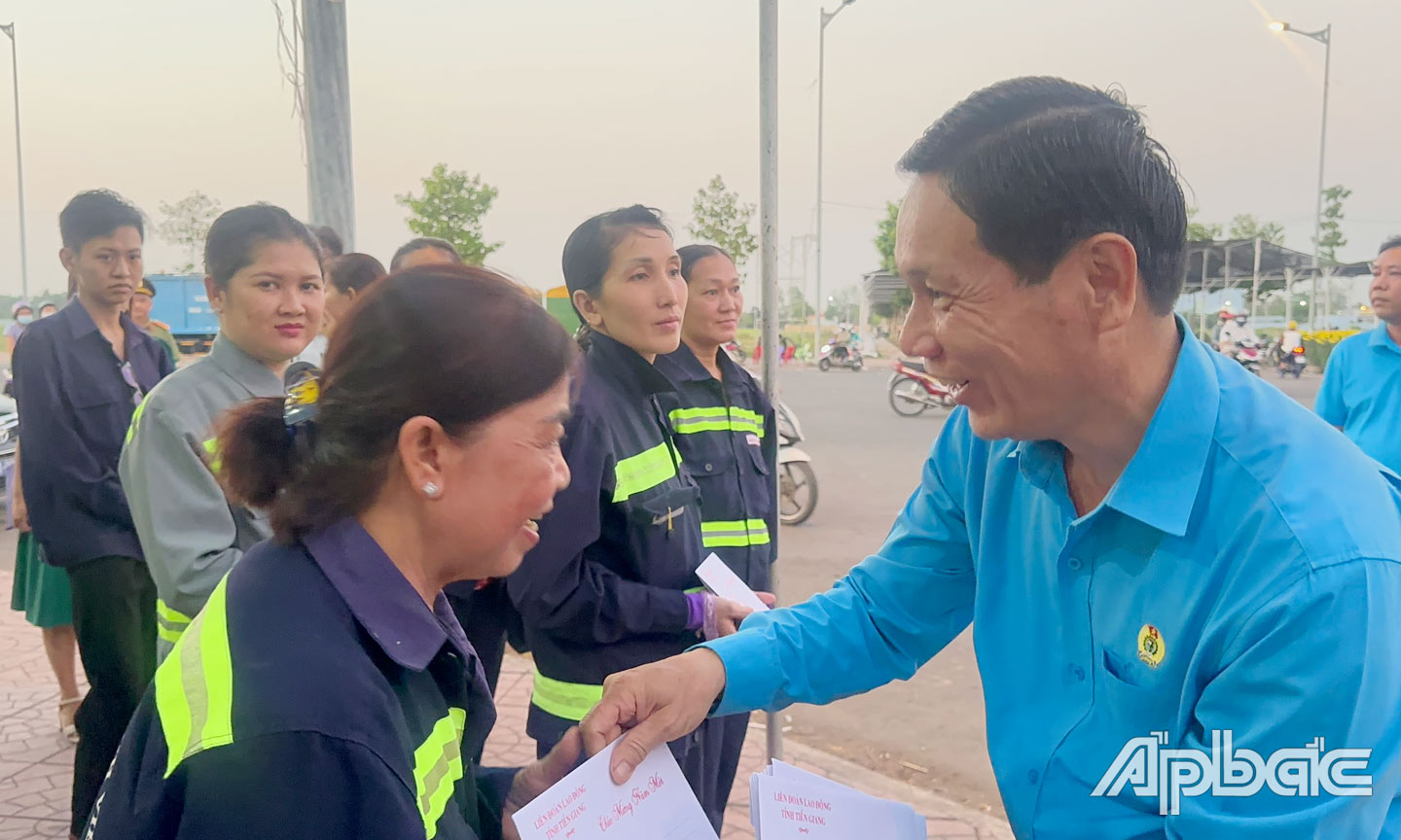 Chủ tịch LĐLĐ tỉnh Lê Minh Hùng tặng quà cho CĐV, NLĐ Công ty TNHH MTV Công trình đô thị Mỹ Tho làm nhiệm vụ đêm giao thừa dịp Tết Nguyên đán 2024.
