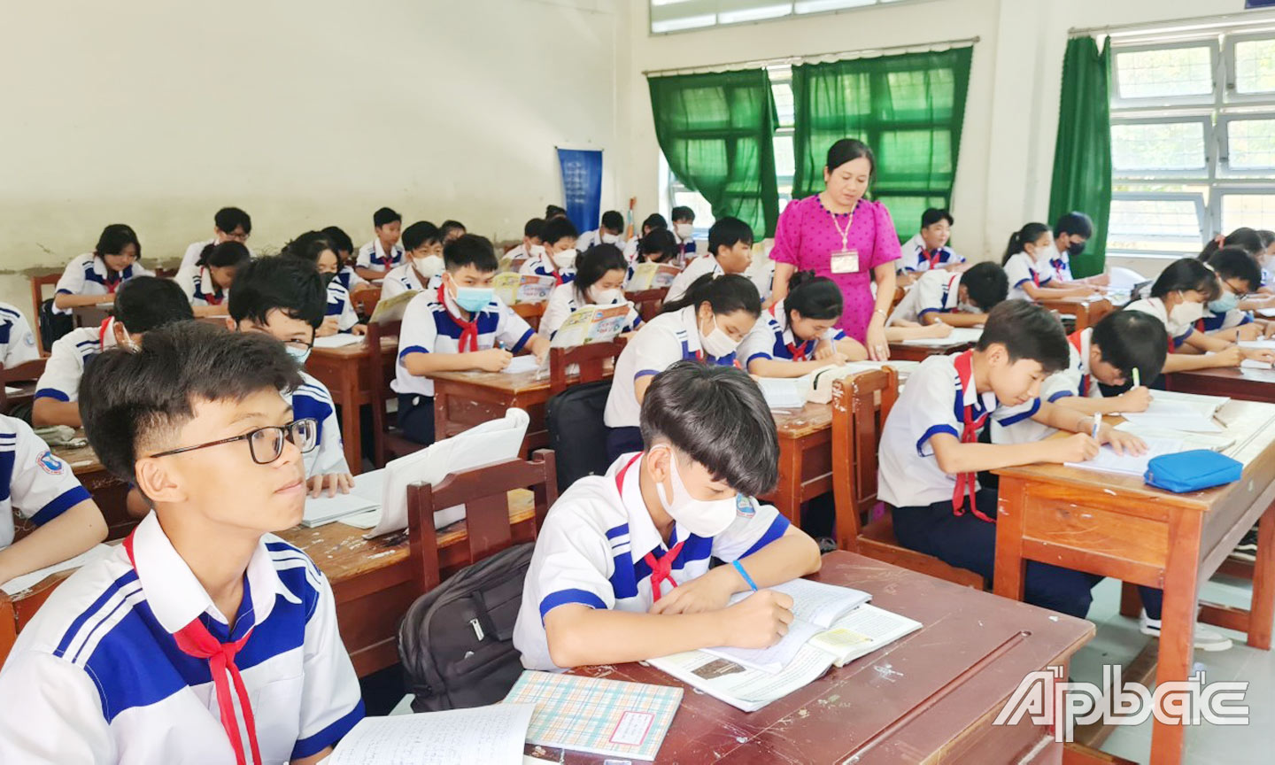 Nhà trường đẩy mạnh phong trào thi đua “Dạy tốt, học tốt”.