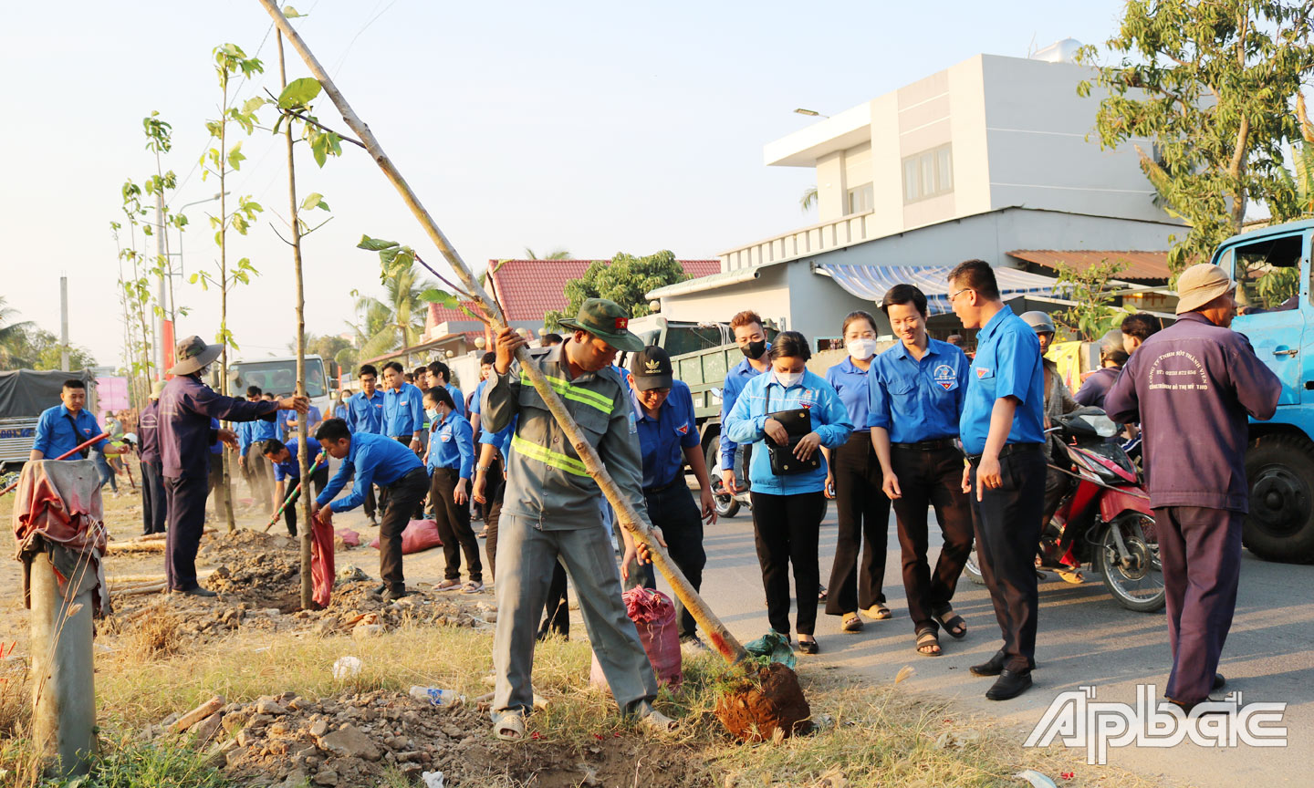 Đoàn viên, thanh niên TP. Mỹ Tho trồng cây “Đời đời nhớ ơn Bác Hồ”