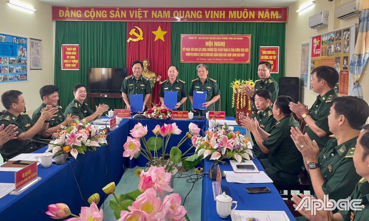 BĐBP Tiền Giang, BĐBP An Giang và Đồn Biên phòng Cửa khẩu quốc tế Vĩnh Xương ký biên bản bàn giao lực lượng, phương tiện, vũ khí trang bị trên tàu BP 15-04-02.