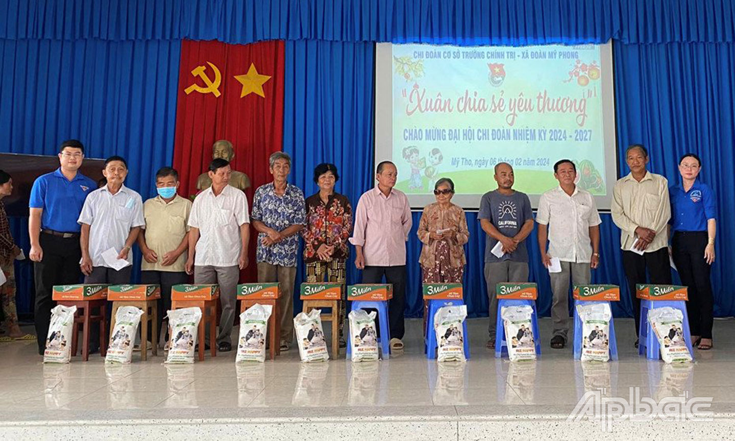 Đoàn viên Trường Chính trị tỉnh Tiền Giang phối hợp với Xã đoàn Mỹ Phong, TP. Mỹ Tho trao quà tại Chương trình “Xuân chia sẻ yêu thương” (Nguồn: Chi đoàn Trường Chính trị cung cấp). 