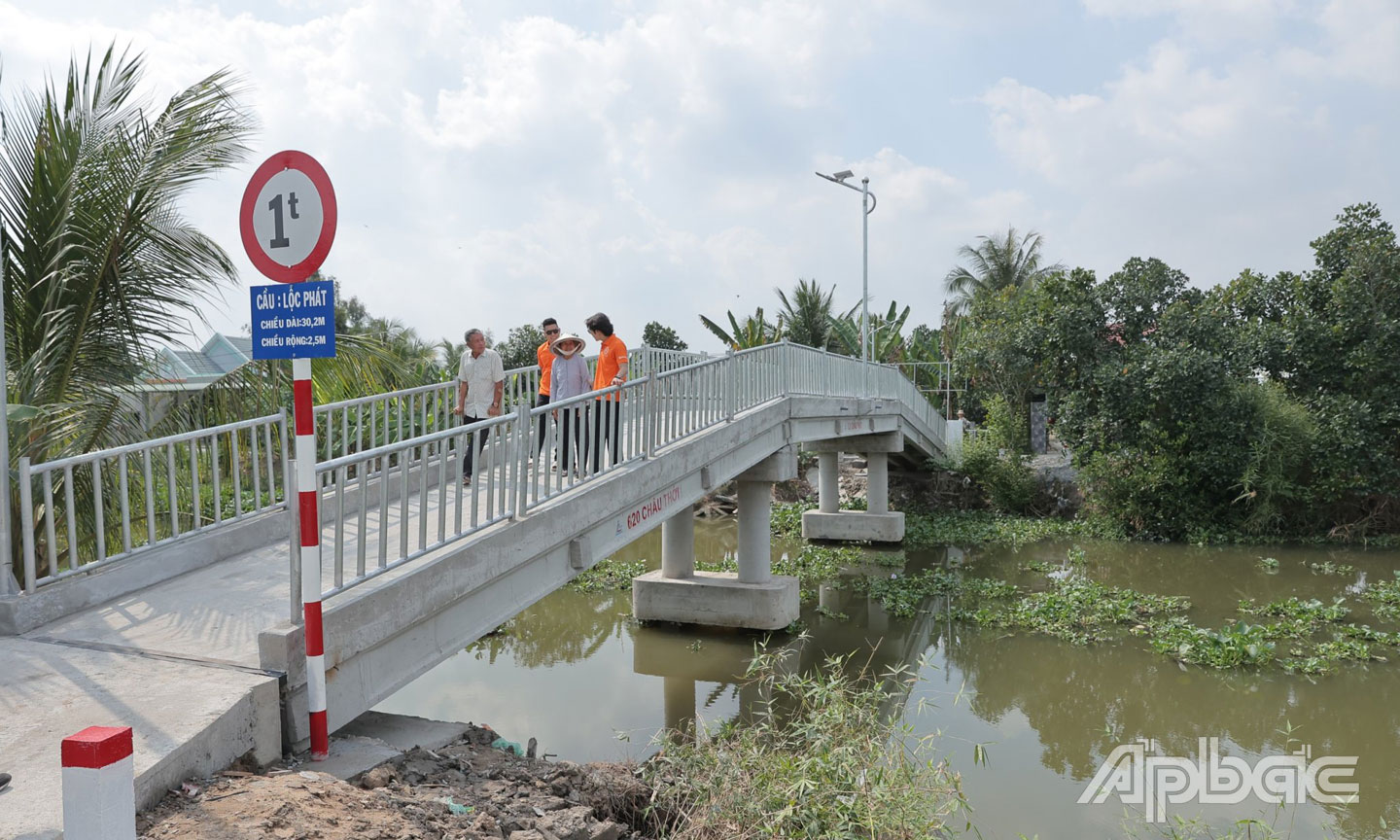 Cầu Lộc Phát (ấp 3, xã Thạnh Lộc, huyện Cai Lậy) được xây mới tạo điều kiện cho bà con đi lại thuận lợi. 