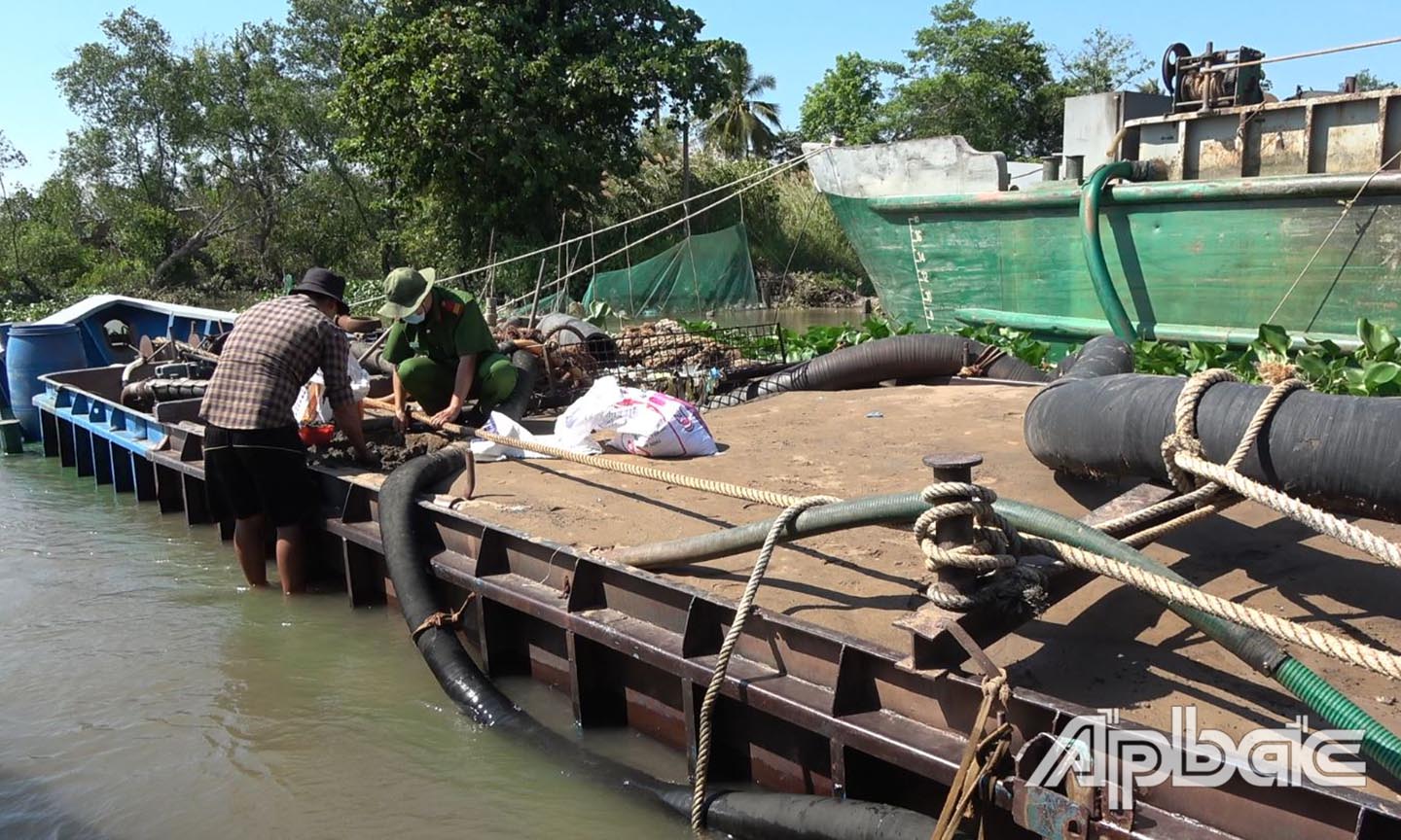 Sà lang vi phạm bị tạm giữ.