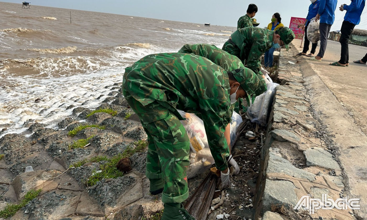 Tuổi trẻ BĐBP Tiền Giang thu gom rác thảo đê biển Tân Thành.