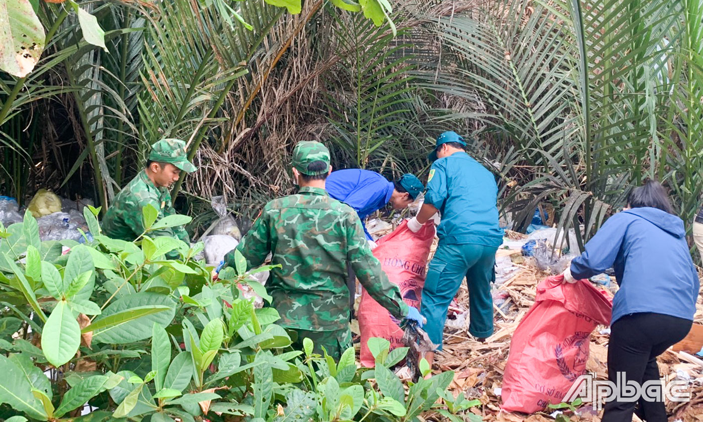 Chi đoàn Hải Đội 2 thu gom rác thải khu vực Phà Bến Chùa.