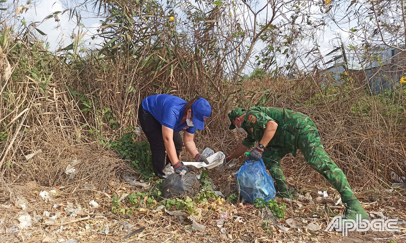 Đoàn viên, thanh niên thị trấn Vàm Láng (huyện Gò Công Đông), huyện Tân Phú Đông phối hợp với các Đồn Biên phòng vệ sinh môi trường.