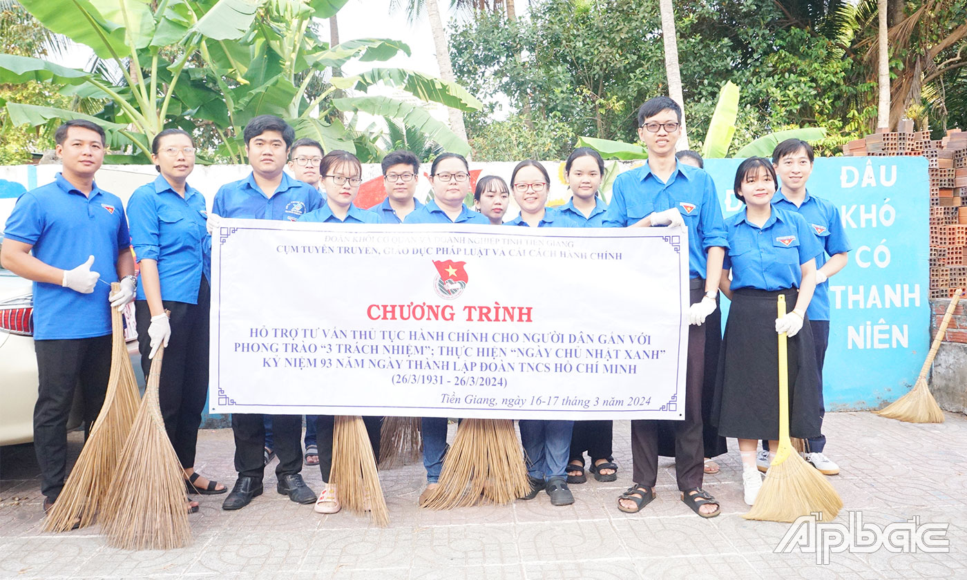 Đoàn viên, thanh niên ra quân thực hiện “Ngày Chủ nhật xanh” tại tuyến đường Phan Bội Châu (Phường 3, TP. Mỹ Tho).