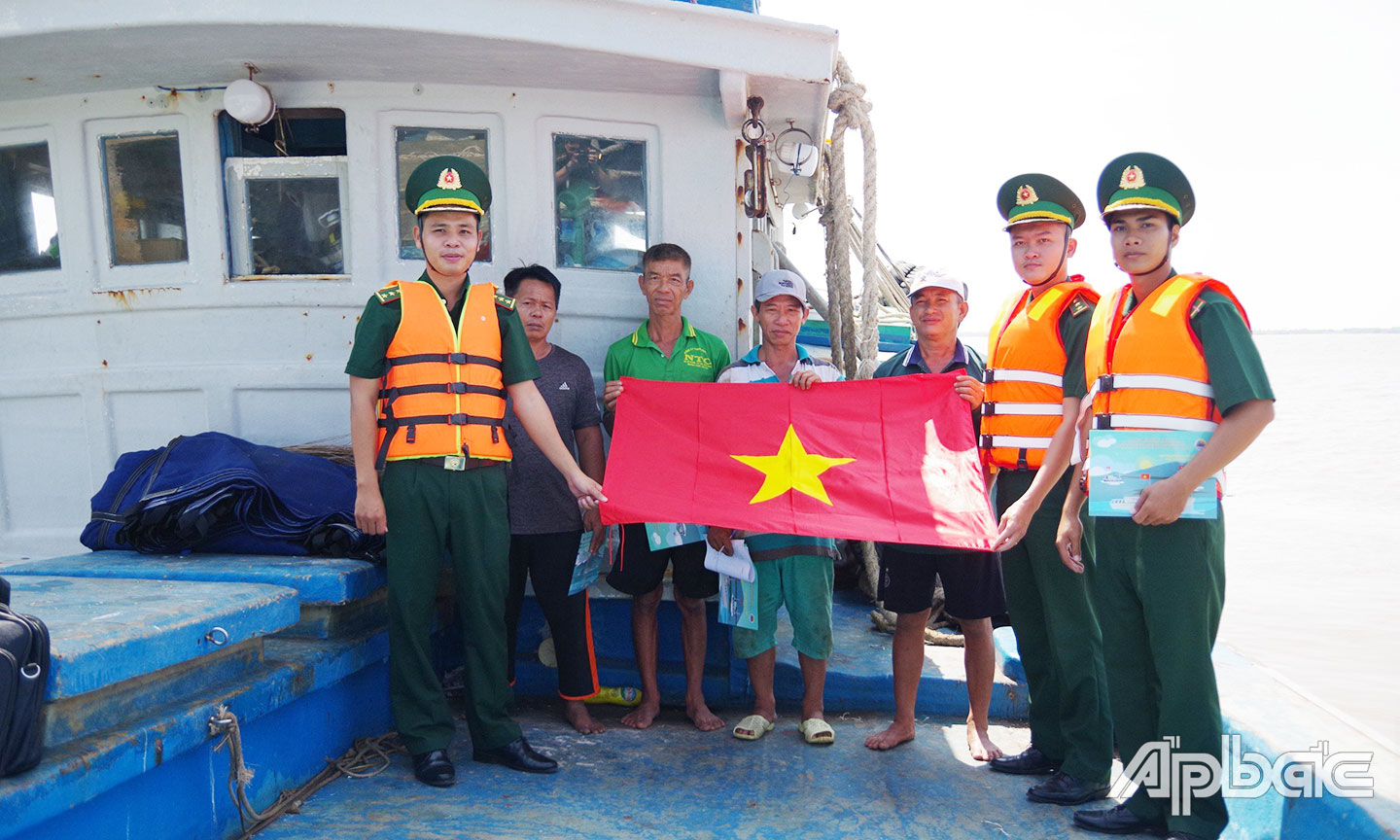 Tuổi trẻ BĐBP tỉnh Tiền Giang tuyên truyền chống khai thác IUU và tặng cờ Tổ quốc  cho ngư dân.