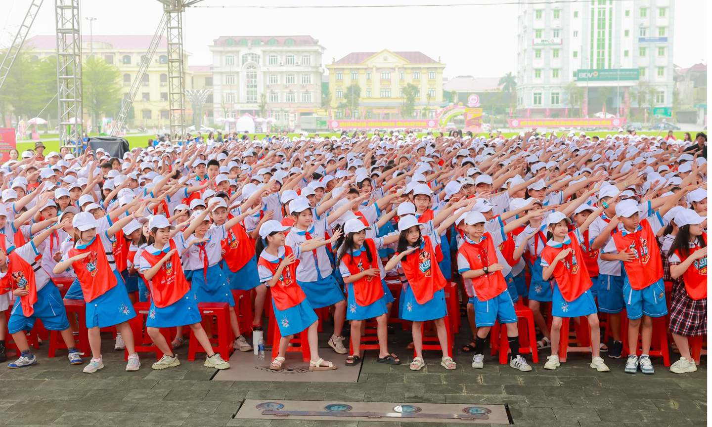 Các em học sinh với những vũ điệu vui vẻ, khỏe mạnh tham gia chương trình đồng diễn. 