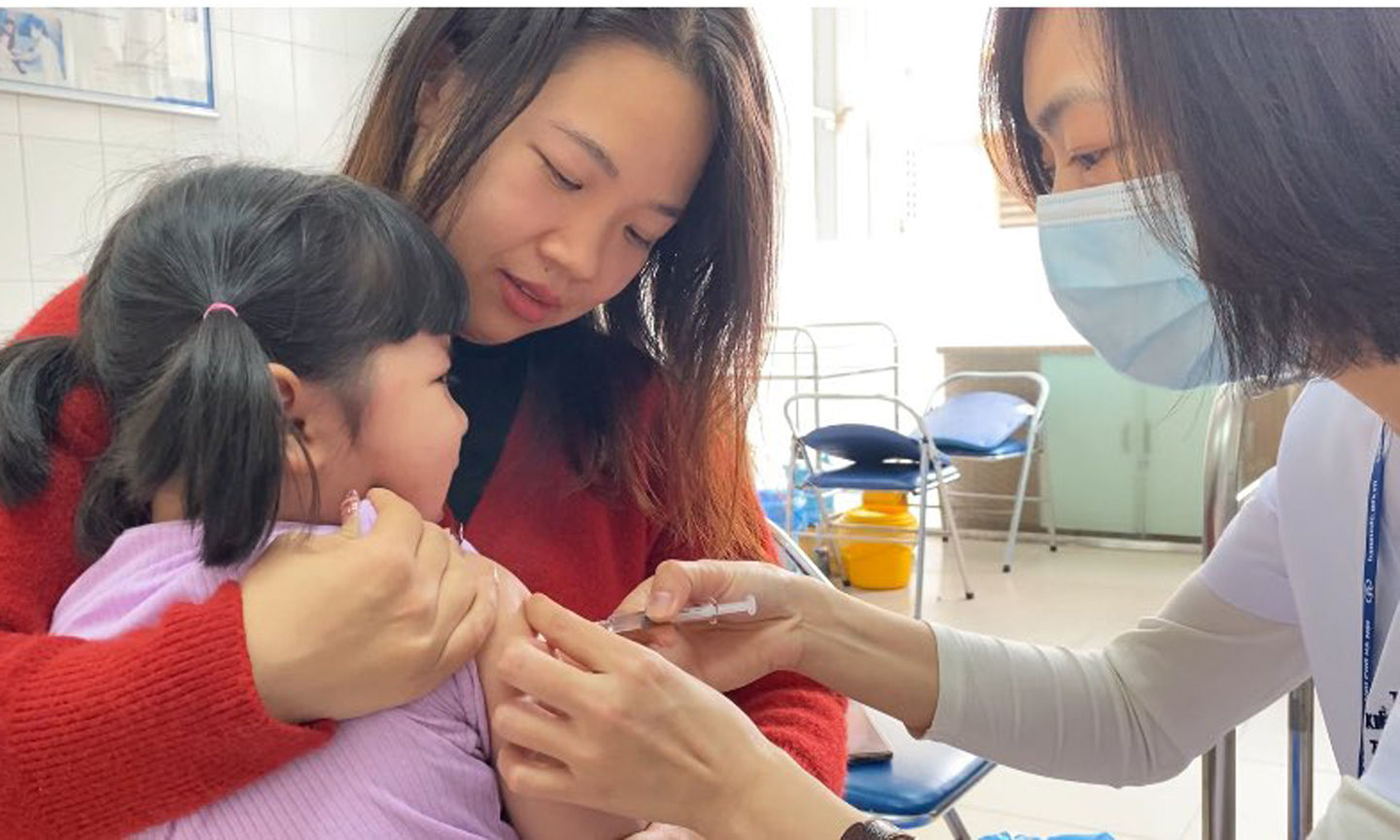 Tiêm vaccine là biện pháp phòng bệnh hữu hiệu cho trẻ. Ảnh: Tạ Nguyên