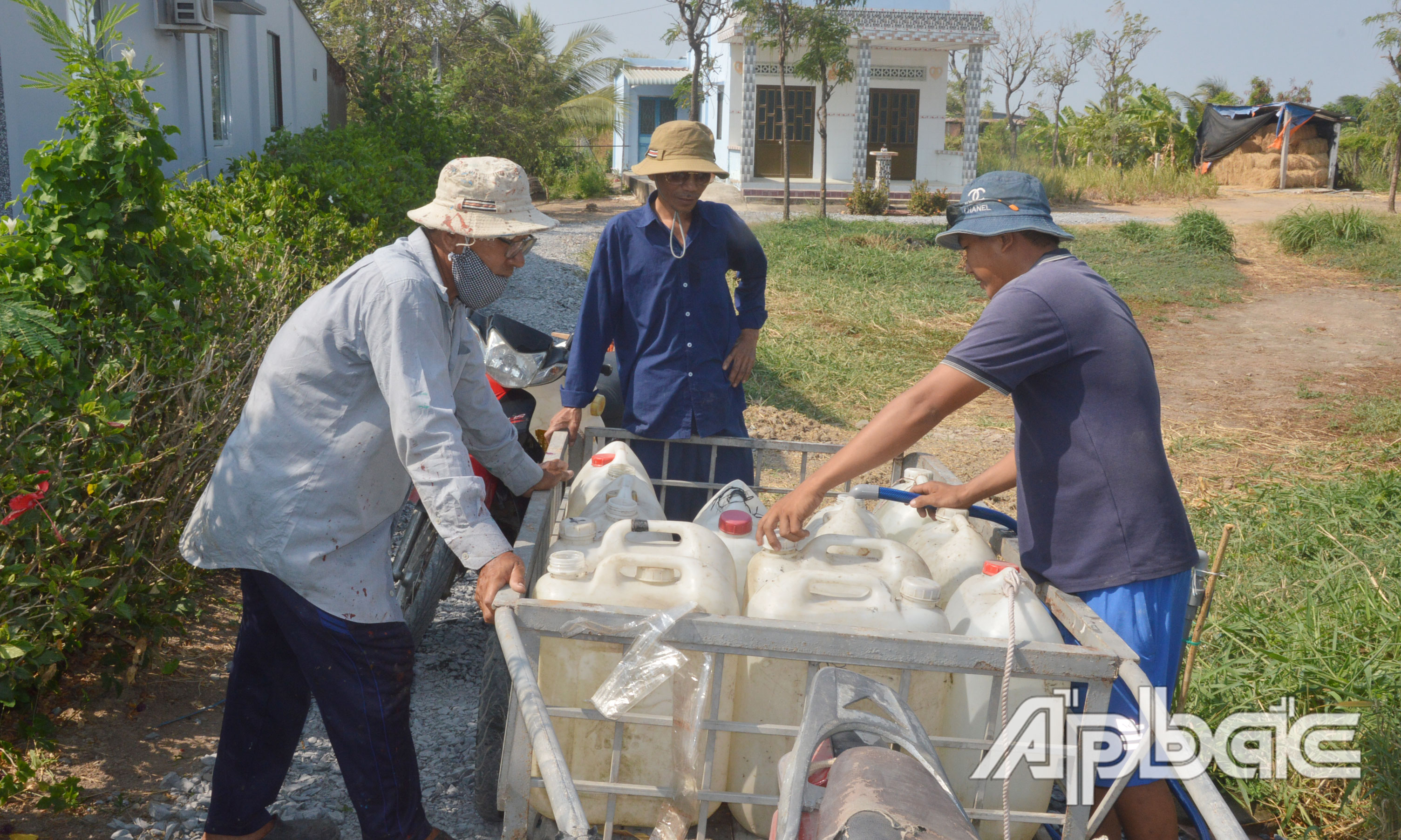 Người dân đến lấy nước miễn phí tại còi nước công cộng huyện Gò Công Đông.