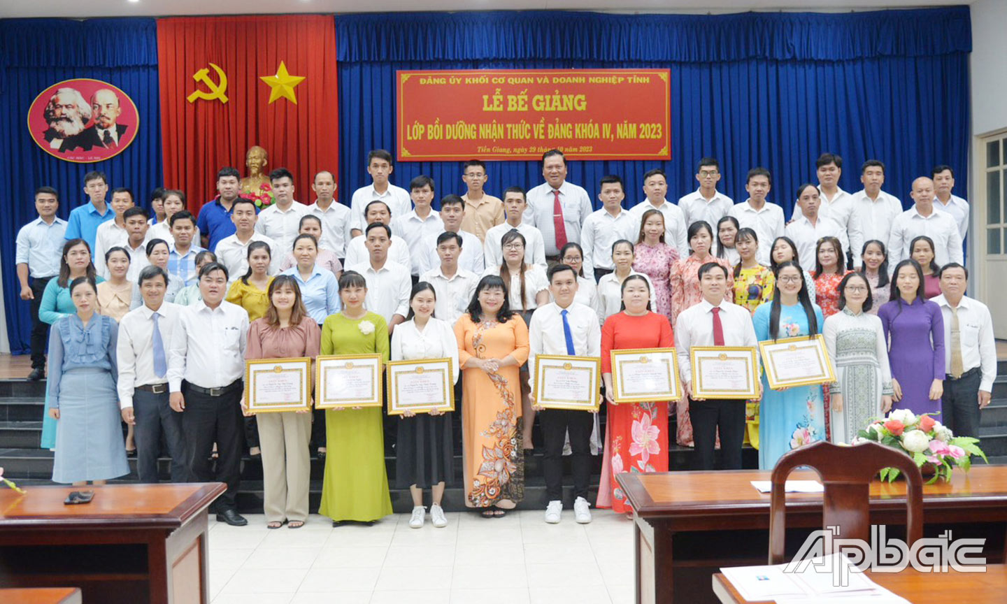 Đảng ủy Khối luôn chú trọng công tác bồi dưỡng tạo nguồn kết nạp đảng.