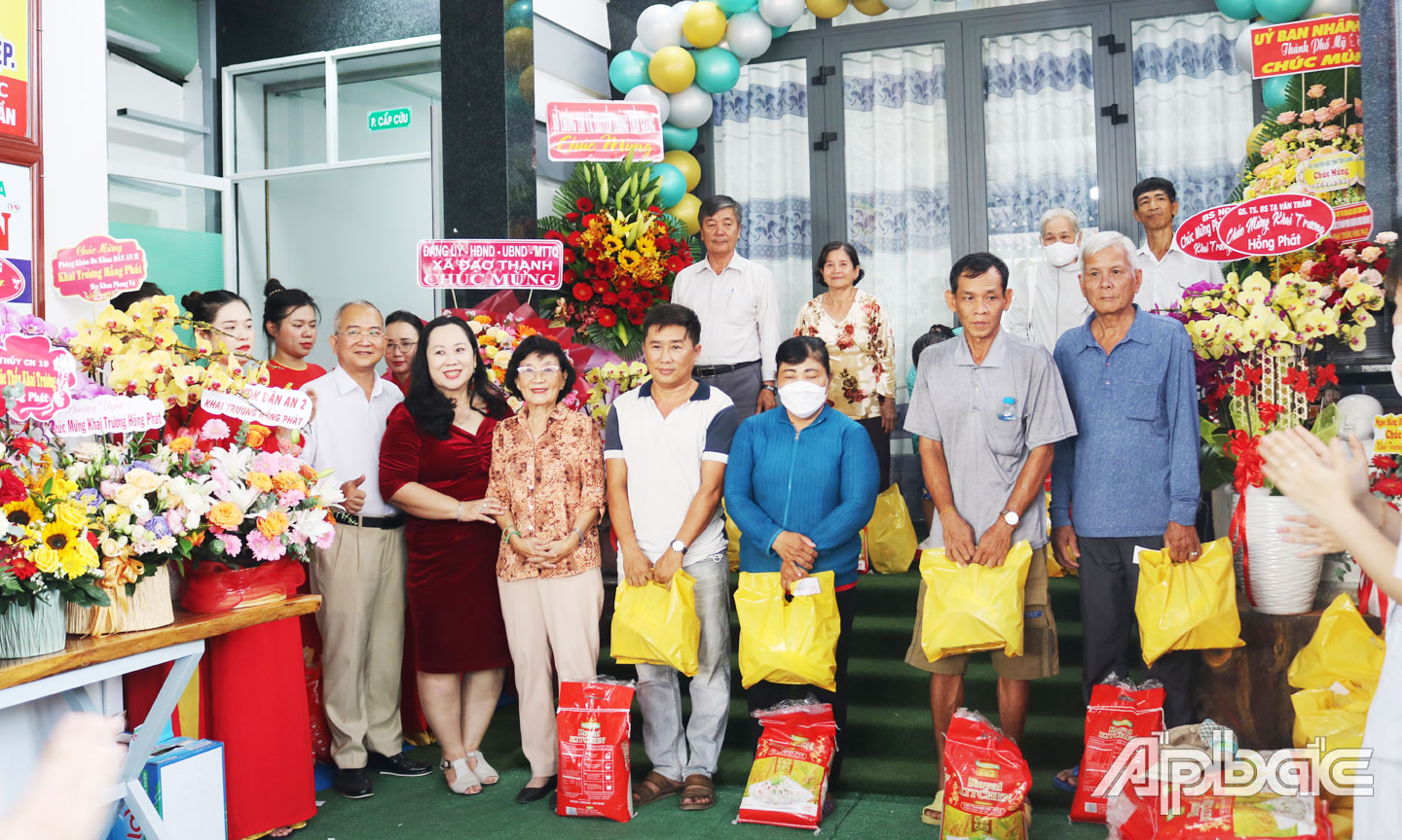 à Nguyễn Thị Tuyết Vân – Trưởng ban Văn hoá – Xã hội, HĐND tỉnh; bà Đồng Thị Bạch Tuyết – Chủ tịch Hội khuyến học tỉnh và dược sĩ Nguyễn Vĩ Nhân trao quà cho các em học sinh và người dân.