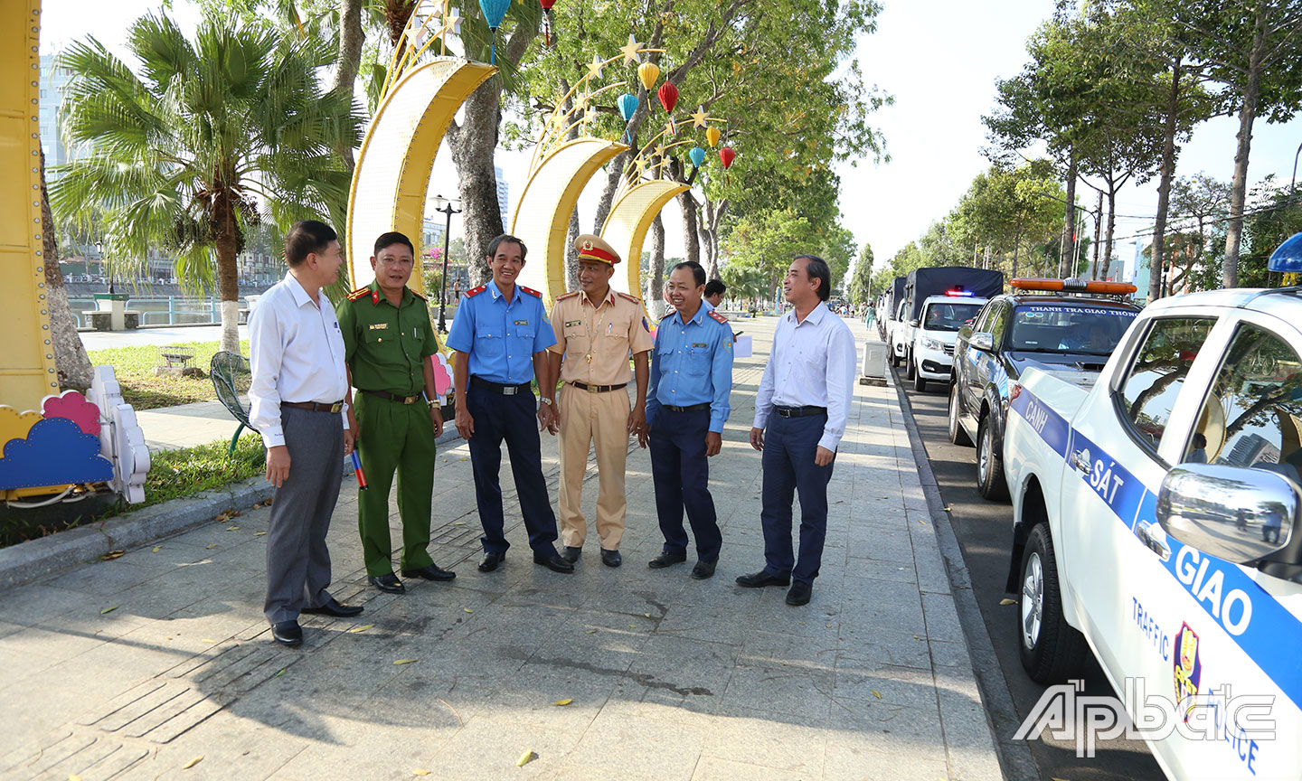 Lãnh đạo thành phố cùng các cơ quan chức năng chuẩn bị ra quân.