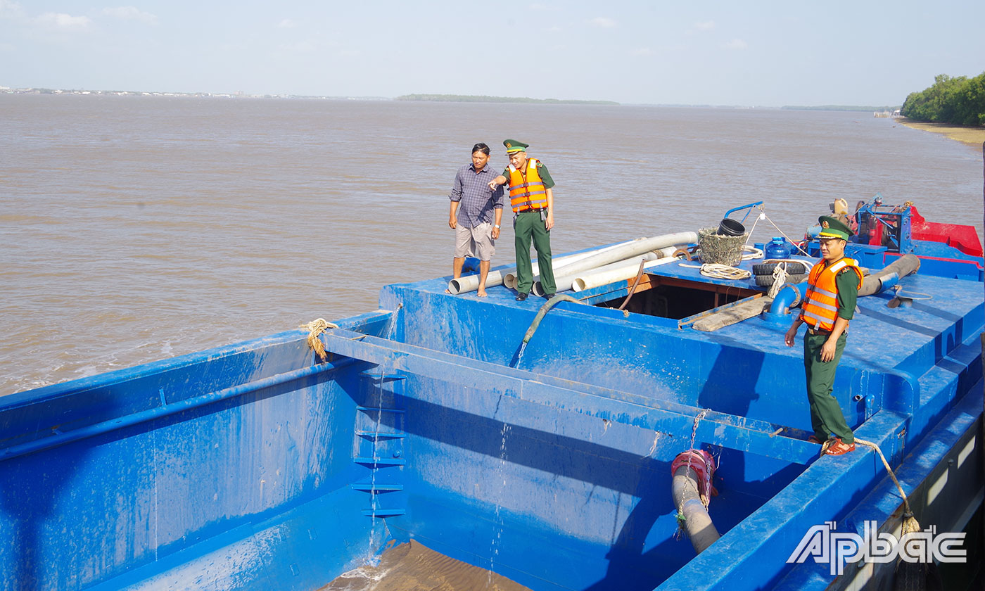 Tổ công tác Đồn Biên phòng Phú Tân kiểm tra BTr 7873 do ông Lương Văn Thanh Tuấn điều khiển. 