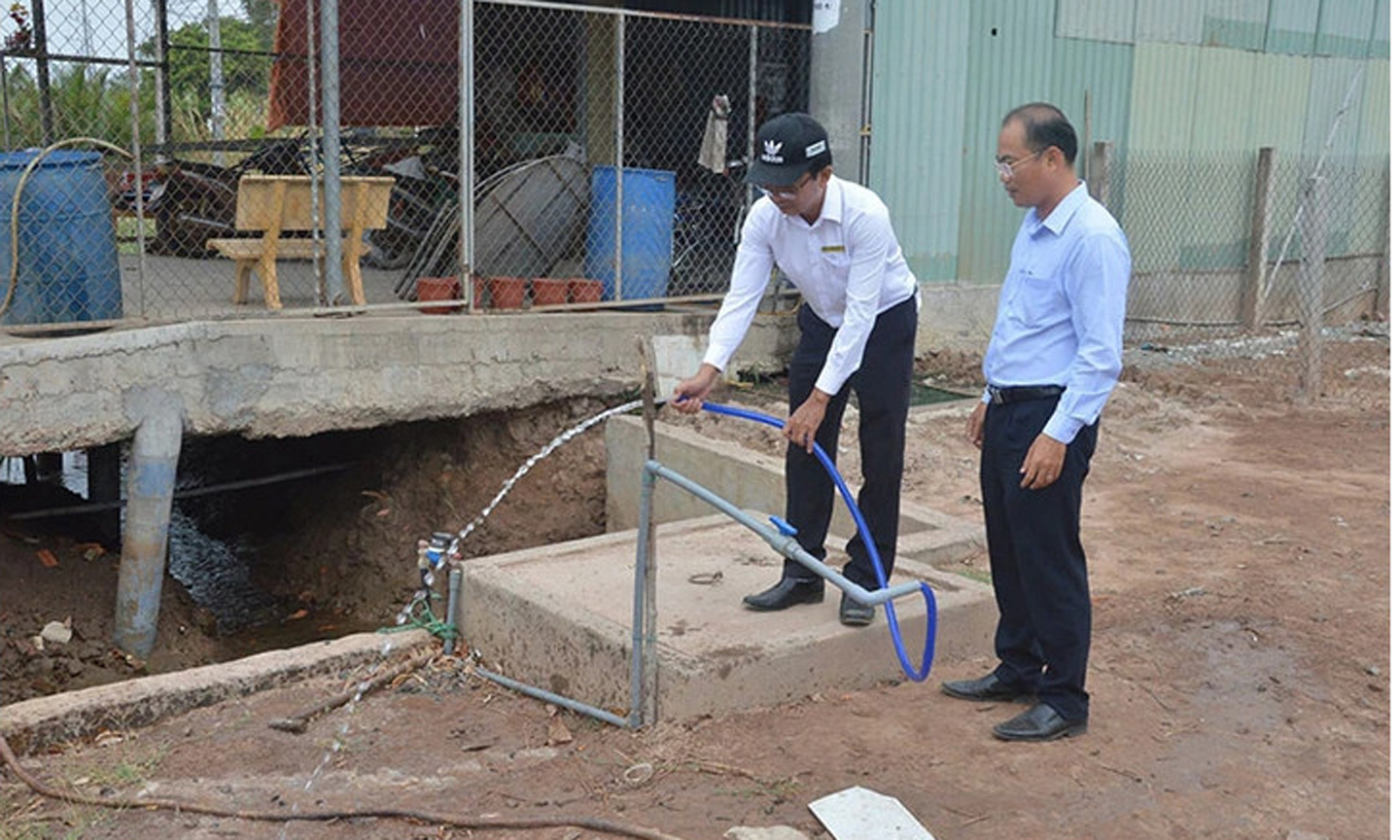 Kiểm tra nguồn nước sinh hoạt ở vùng ngọt hóa Gò Công, tỉnh Tiền Giang. (Ảnh NGUYỄN SỰ)