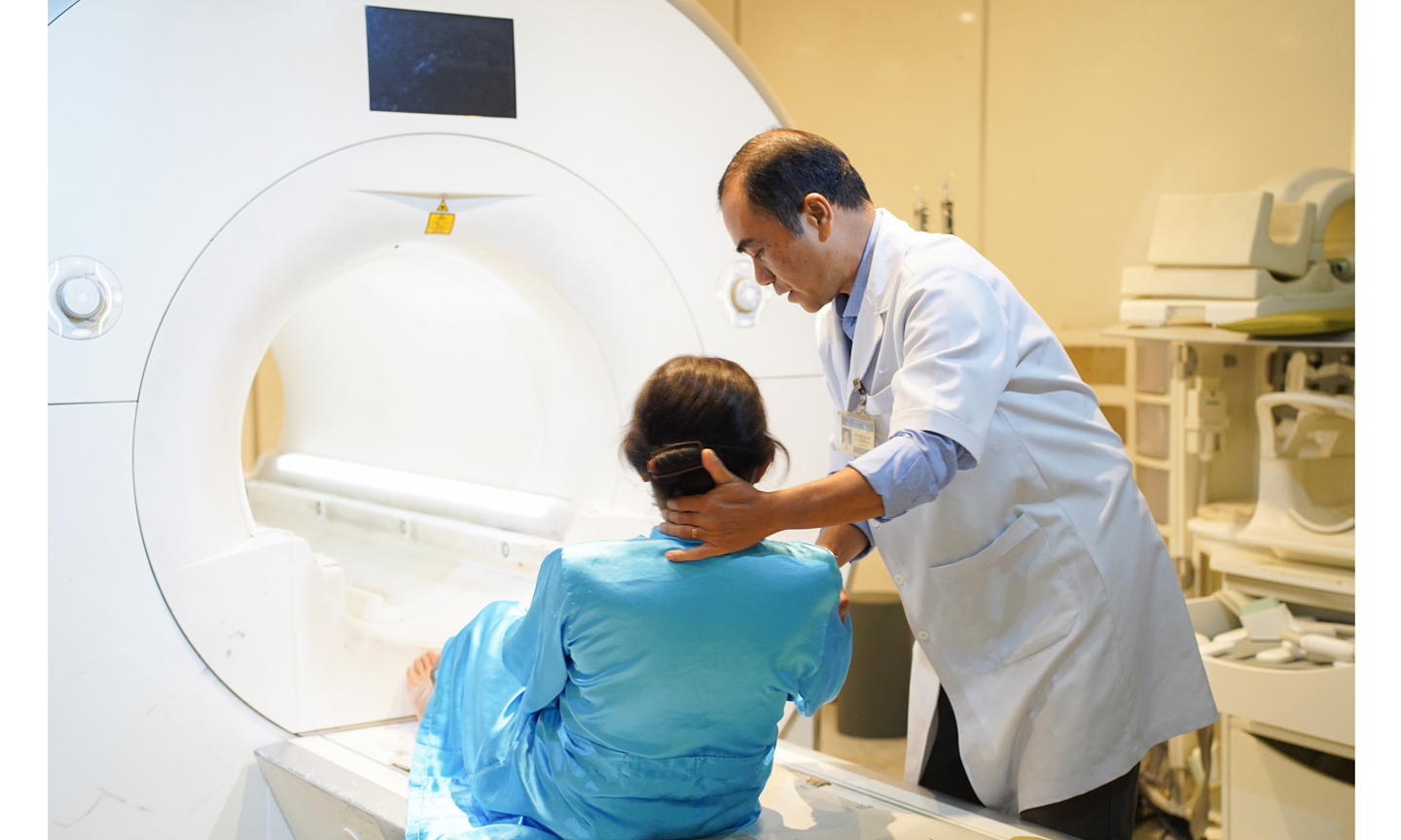 Kỹ thuật viên khoa Chẩn đoán hình ảnh, Bệnh viện Chợ Rẫy hỗ trợ bệnh nhân chụp MRI kiểm tra sức khỏe. Ảnh: MINH NAM