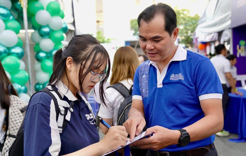 Học sinh tham gia ngày hội tuyển sinh tại Trường Đại học Bách khoa (Đại học Quốc gia TPHCM), tháng 3-2024. Ảnh: HSU