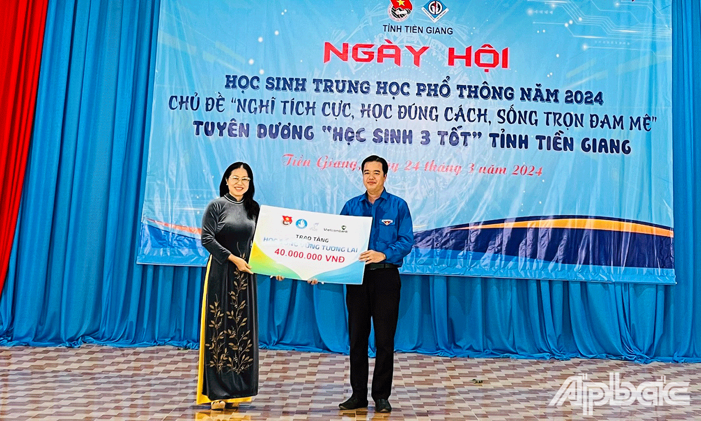 Đại diện lãnh đạo Ngân hàng Thương mai Cổ phần Ngoại thương Việt Nam (Vietcombank) 