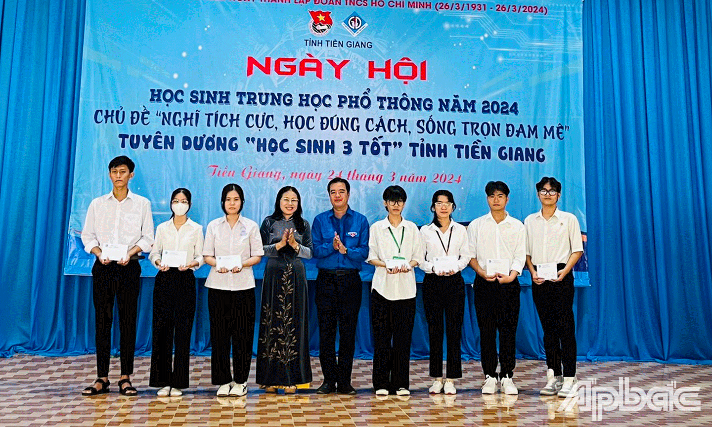 Đại diện Ngân hàng Thương mai Cổ phần Ngoại thương Việt Nam (Vietcombank) và Tỉnh đoàn Tiền GiangTrao học bổng cho em học sinh, sinh viên 