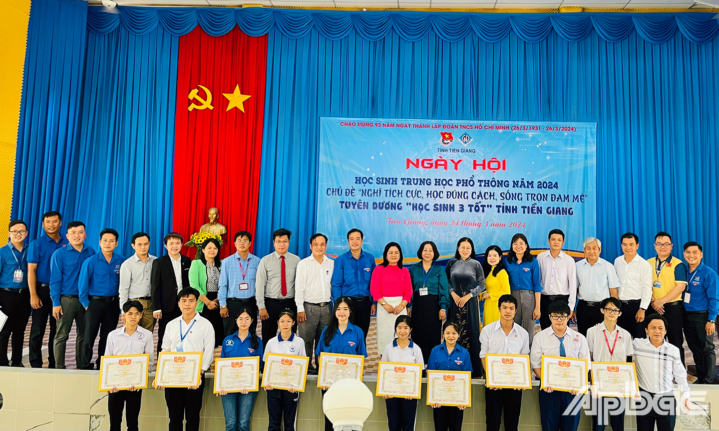 Tỉnh đoàn Tiền Giang trao Bằng khen cho các em học sinh đạt danh hiệu “Học sinh 3 tốt” cấp tỉnh, năm học 2022-2023