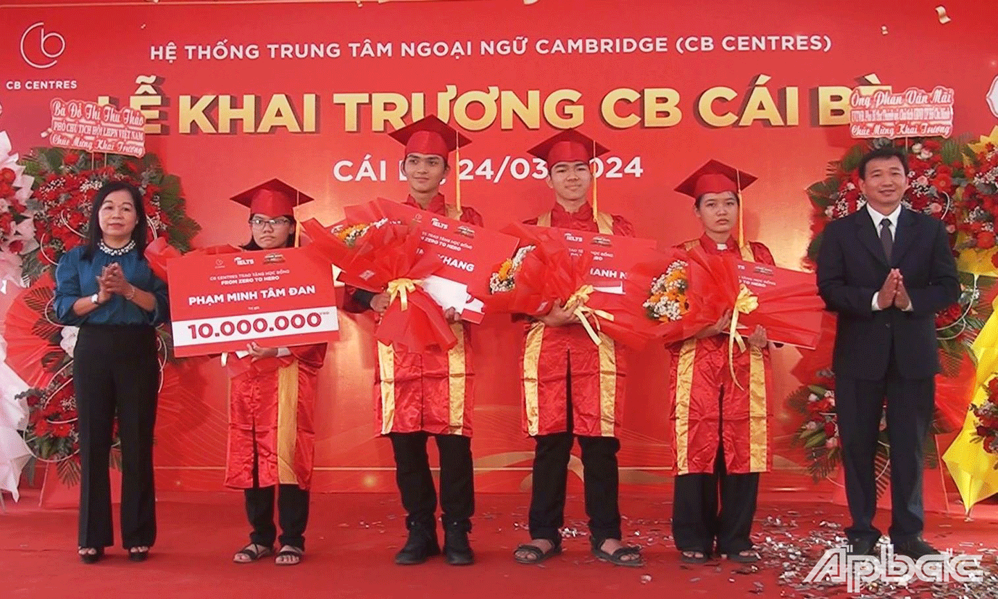 Trao học bổng. 