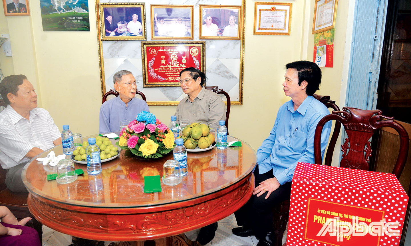 Thủ tướng Phạm Minh Chính thăm, tặng quà đồng chí Huỳnh Văn Niềm, nguyên Ủy viên Ban  Chấp hành Trung ương Đảng, nguyên Bí thư Tỉnh ủy Tiền Giang, nguyên Phó Trưởng Ban Tổ chức Trung ương.