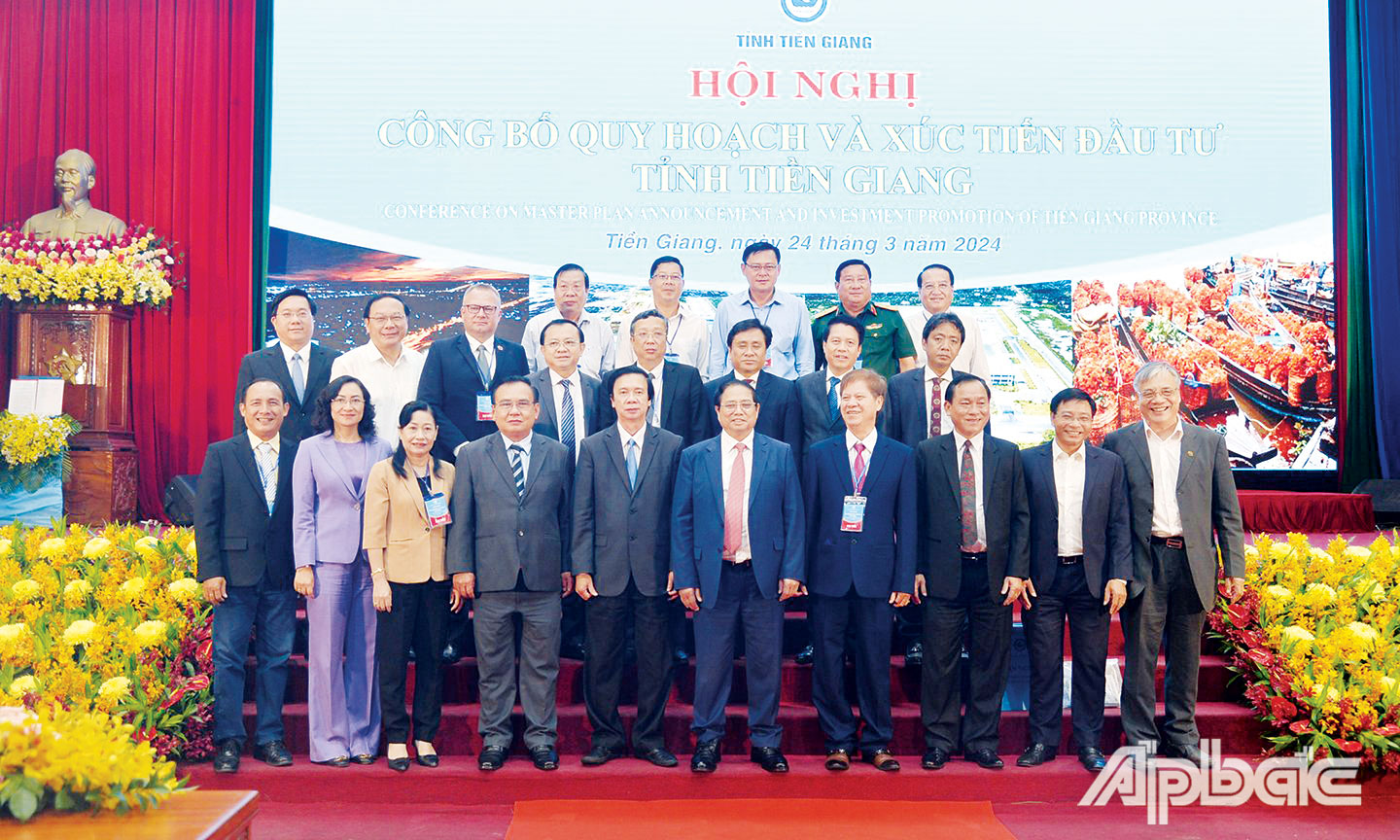 Thủ tướng Phạm Minh Chính chụp ảnh lưu niệm với lãnh đạo tỉnh Tiền Giang tại Hội nghị công bố Quy hoạch và Xúc tiến đầu tư tỉnh Tiền Giang.