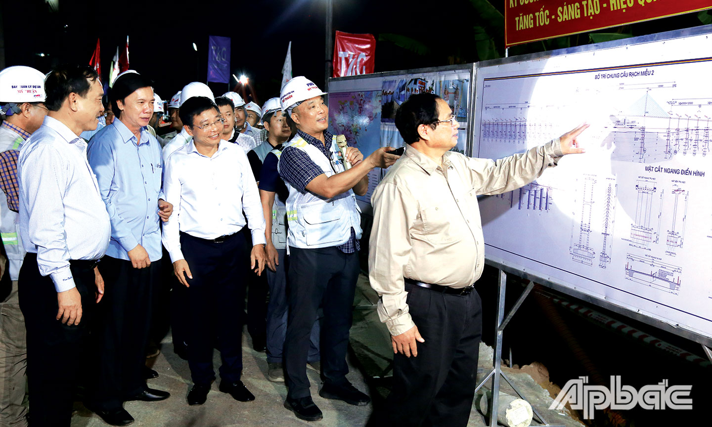 Thủ tướng Phạm Minh Chính cùng lãnh đạo các bộ, ngành đến khảo sát thực tế Dự án Cầu Rạch Miễu 2, phía bờ tỉnh Tiền Giang.