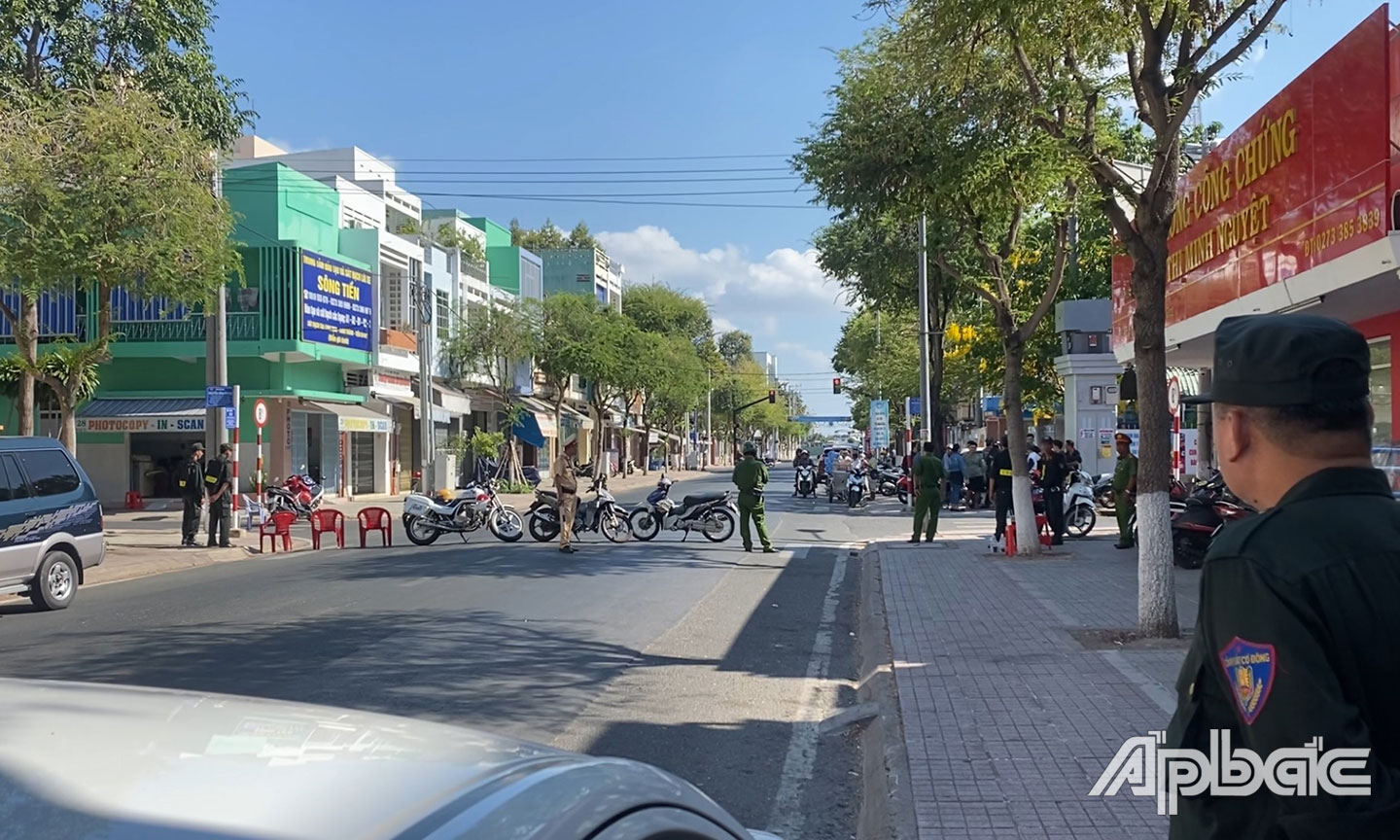 Đoạn đường trước cửa và xung quanh Toà án nhân dân tỉnh Tiền Giang kiểm tra nghiêm ngặt.