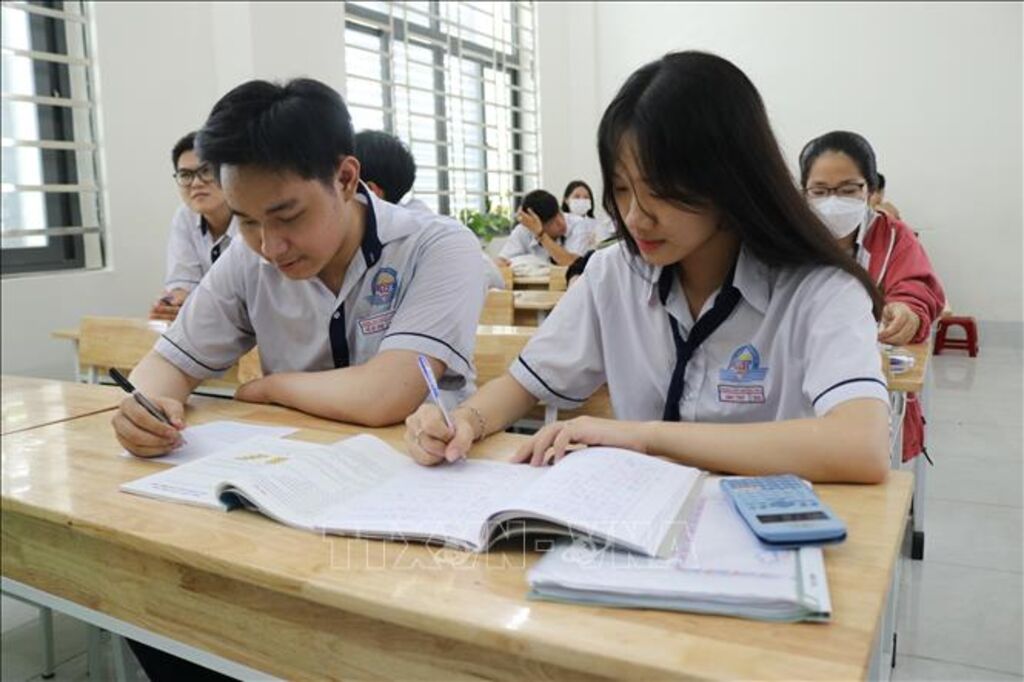 Học sinh lớp 12 ôn tập cho kỳ thi tốt nghiệp THPT. Ảnh minh họa: TTXVN