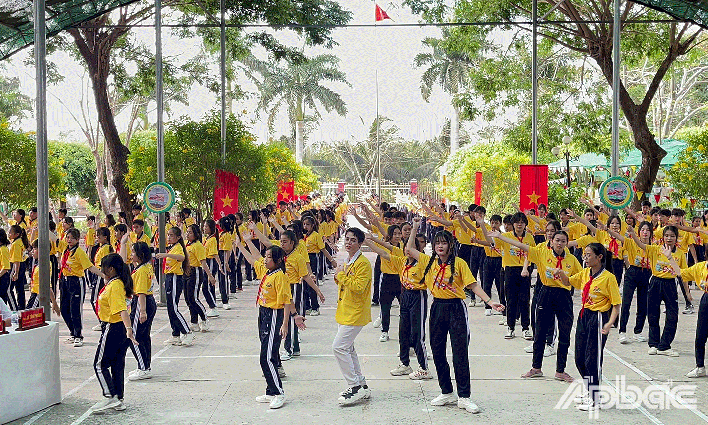 Học sinh tham gia màn đồng diễn bài “Tiến bước dưới đất cờ Đoàn và Lof Malto - Khi nào mình lớn”.