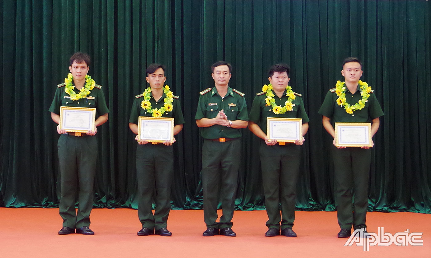 Thượng tá Nguyễn Quốc Thanh, Phó Chính ủy BĐBP Tiền Giang trao quyết định Tuyên dương danh hiệu “Gương mặt trẻ tiêu biểu” và “Gương mặt trẻ triển vọng” cho các cán bộ Đoàn có thành tích tiêu biểu năm 2023 trong BĐBP tỉnh. 