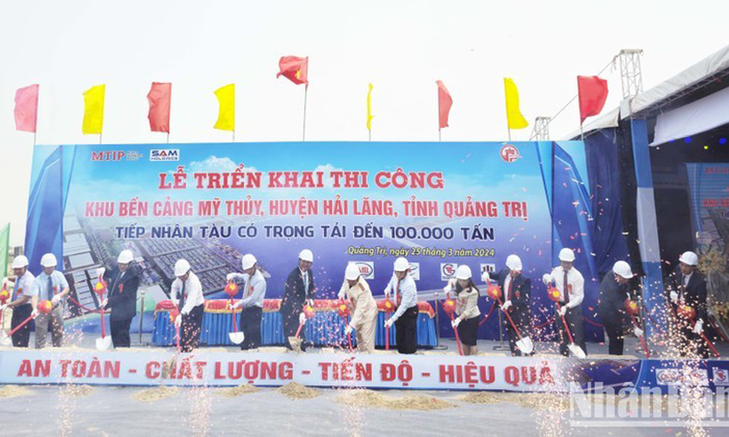 ABO/NDO- On March 25, the central province of Quang Tri launched the construction of My Thuy Port located in the Quang Tri Southeast Economic Zone in Hai An Commune, Hai Lang District.