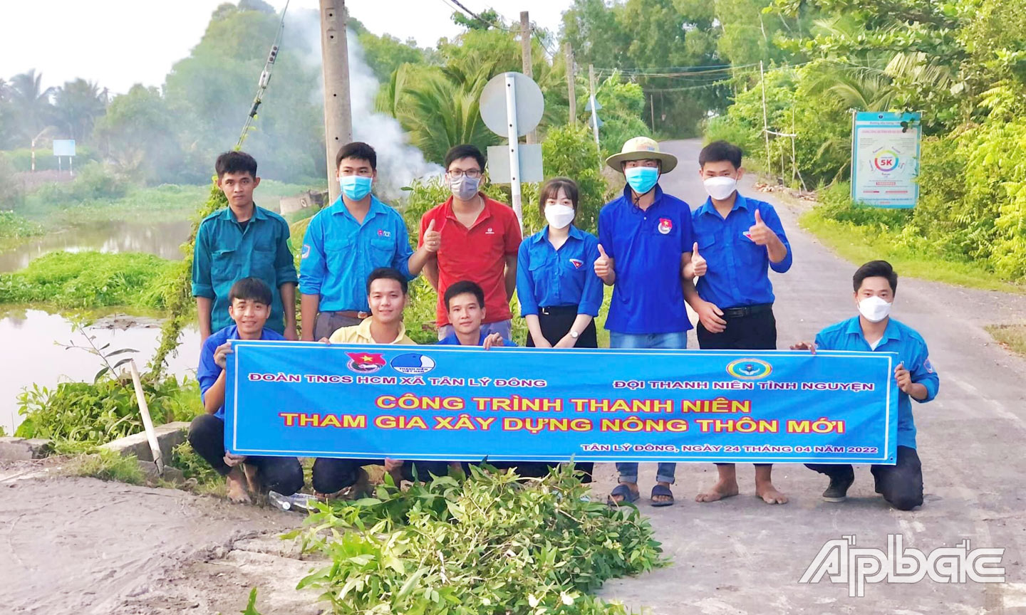 HV, TN xã Tân Lý Đông thực hiện công trình TN tham gia xây dựng nông thôn mới.