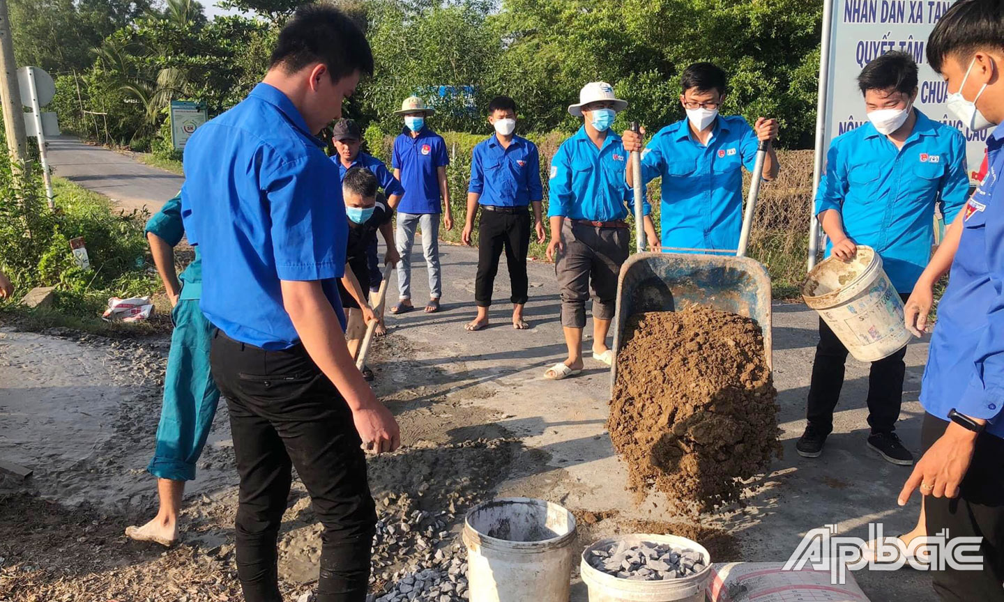 HV, TN xã Tân Lý Đông thực hiện công trình thanh niên dặm vá đường