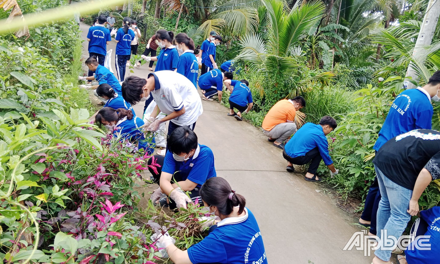 Hội viên, thanh niên xã Vĩnh Kim thực hiện công trình thanh niên hưởng ứng cuộc vận động toàn dân đoàn kết xây dựng nông thôn mới, đo thị văn minh