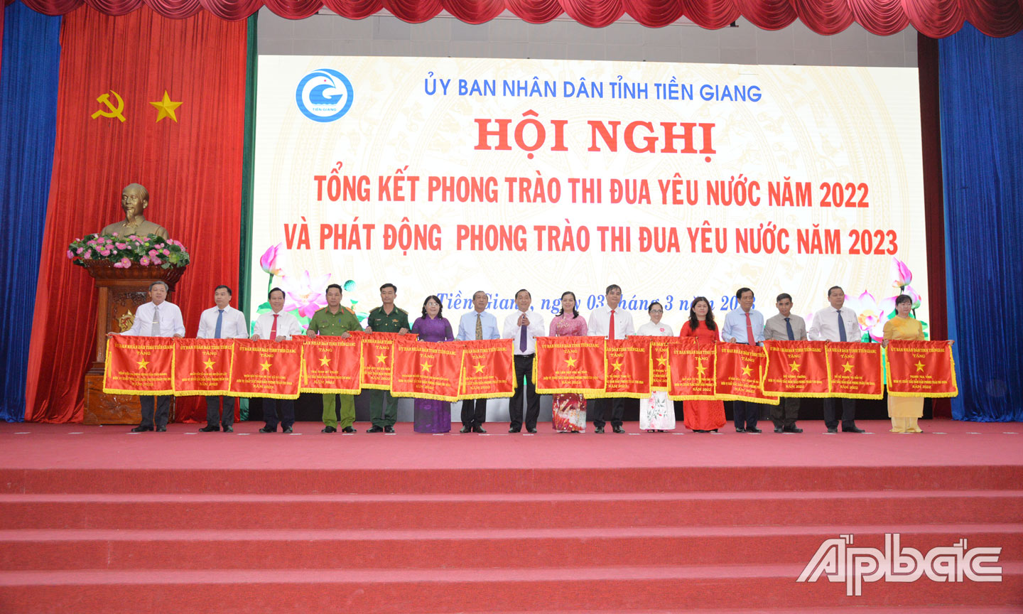 Lãnh đạo UBND huyện Cai Lậy (thứ 2 từ trái sang) nhận Cờ thi đua xuất sắc của UBND tỉnh Tiền Giang.