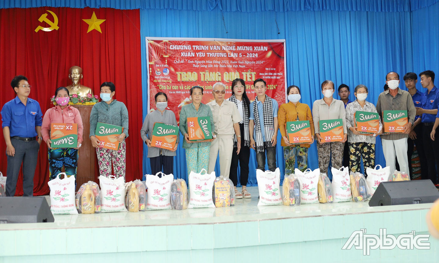 Thanh niên vận động nhà hảo tâm tổ chức trao quà tết cho người dân, học sinh có hoàn cảnh khó khăn.