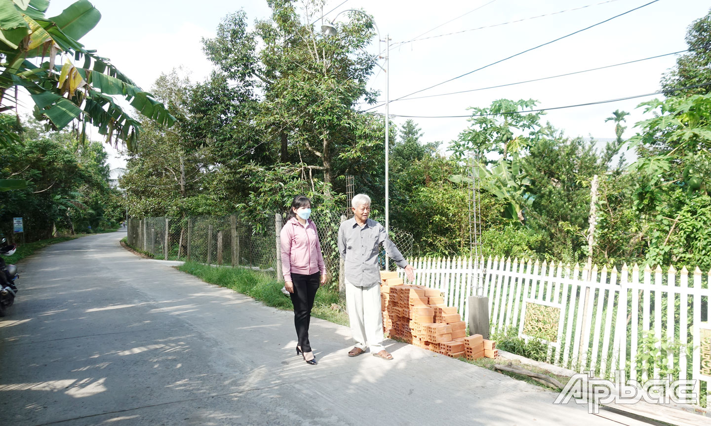 Ông Đoàn Minh Hoàn bên tuyến đường Tây Trà Tân do gia đình ông hiến đất mở rộng.