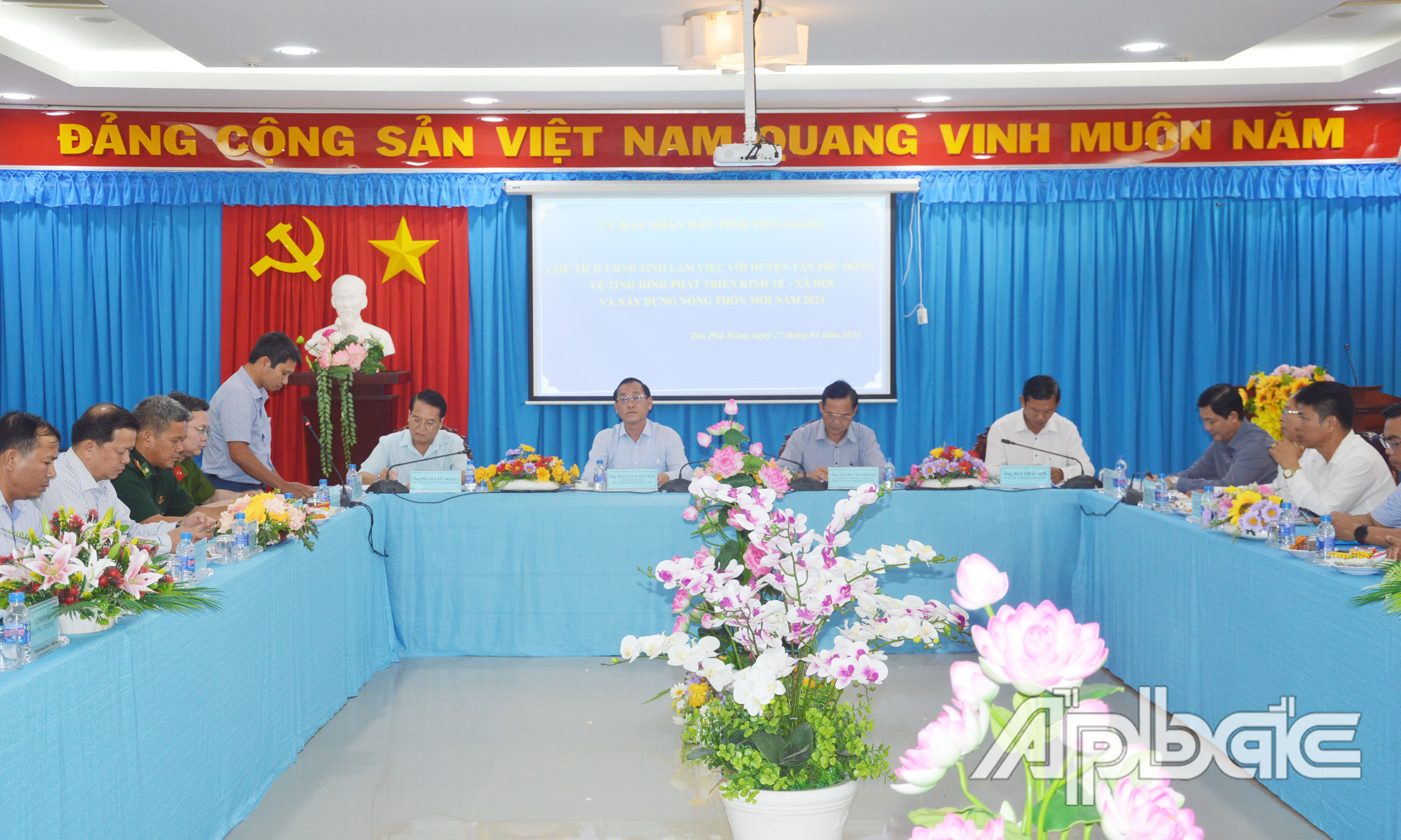 Quang cảnh buổi làm việc.