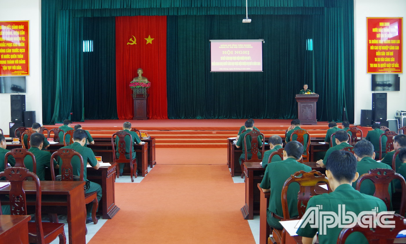 Đại tá Bùi Văn Vũ, Bí thư Đảng ủy, Chính ủy BĐBP Tiền Giang phát biểu tại hội nghị.