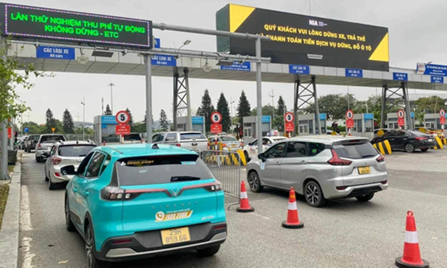 ABO/NDO- The electronic toll collection (ETC) system will be officially and simultaneously implemented at five airports namely Noi Bai, Cat Bi, Phu Bai, Da Nang and Tan Son Nhat from May 5