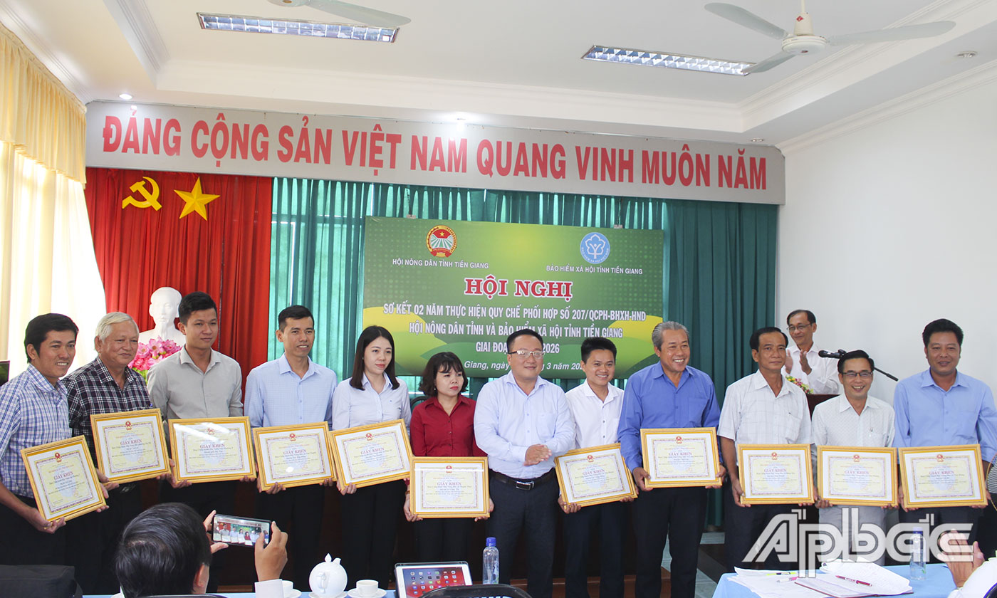 11 tập thể thuộc Hội Nông dân tỉnh đã có thành tích trong thực hiện chương trình phối hợp giữa BHXH và Hội Nông dân tỉnh Tiền Giang.