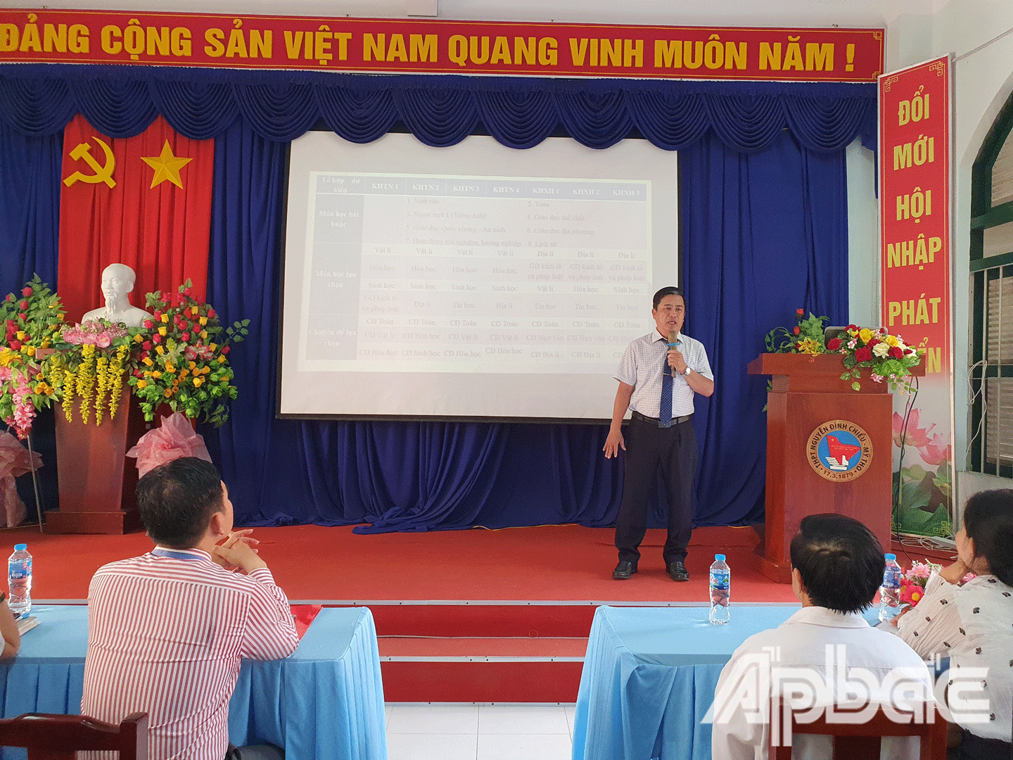 Thầy Võ Hoài Nhân Trung, Hiệu trưởng Trường THPT Nguyễn Đình Chiểu tư vấn  giải đáp thắc mắc cho học sinh lớp 9. 