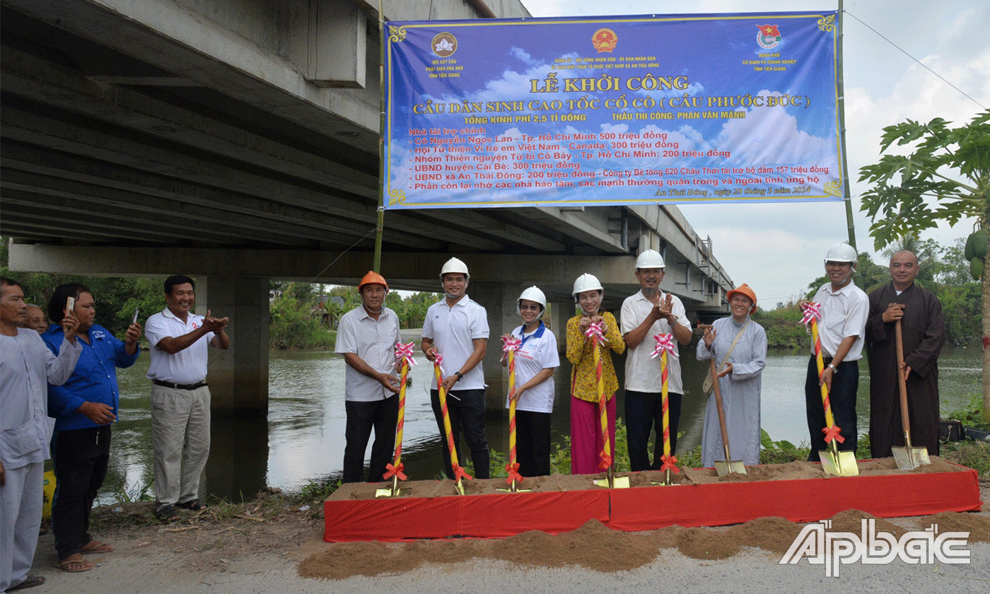 Nghi thức khởi công xây cầu.