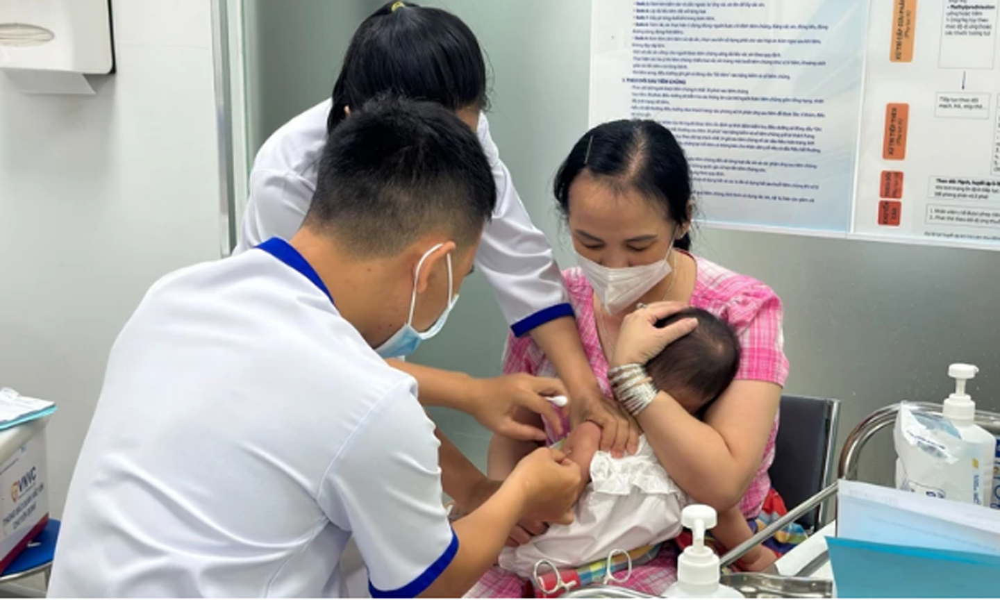 Tiêm phòng vaccine sởi cho trẻ.