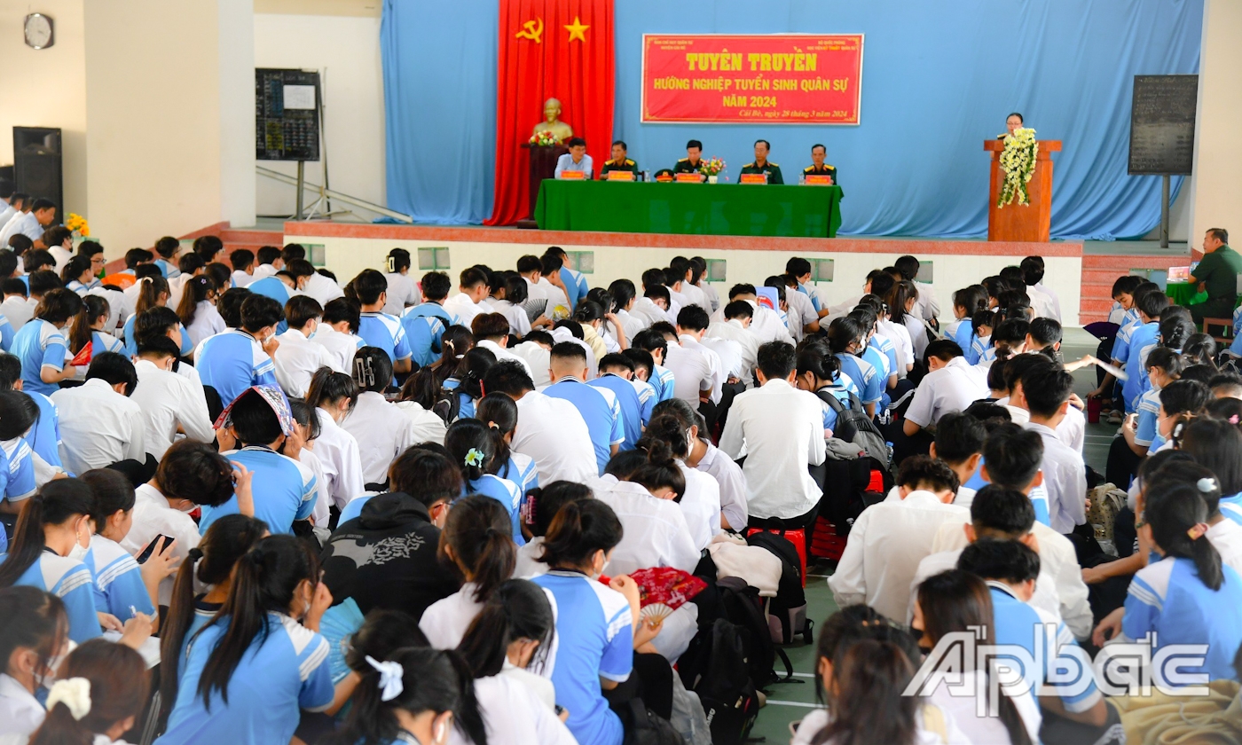 Quang cảnh buổi tuyên truyền, hướng nghiệp tại Trường THPT Phạm Thành Trung, huyện Cái Bè.