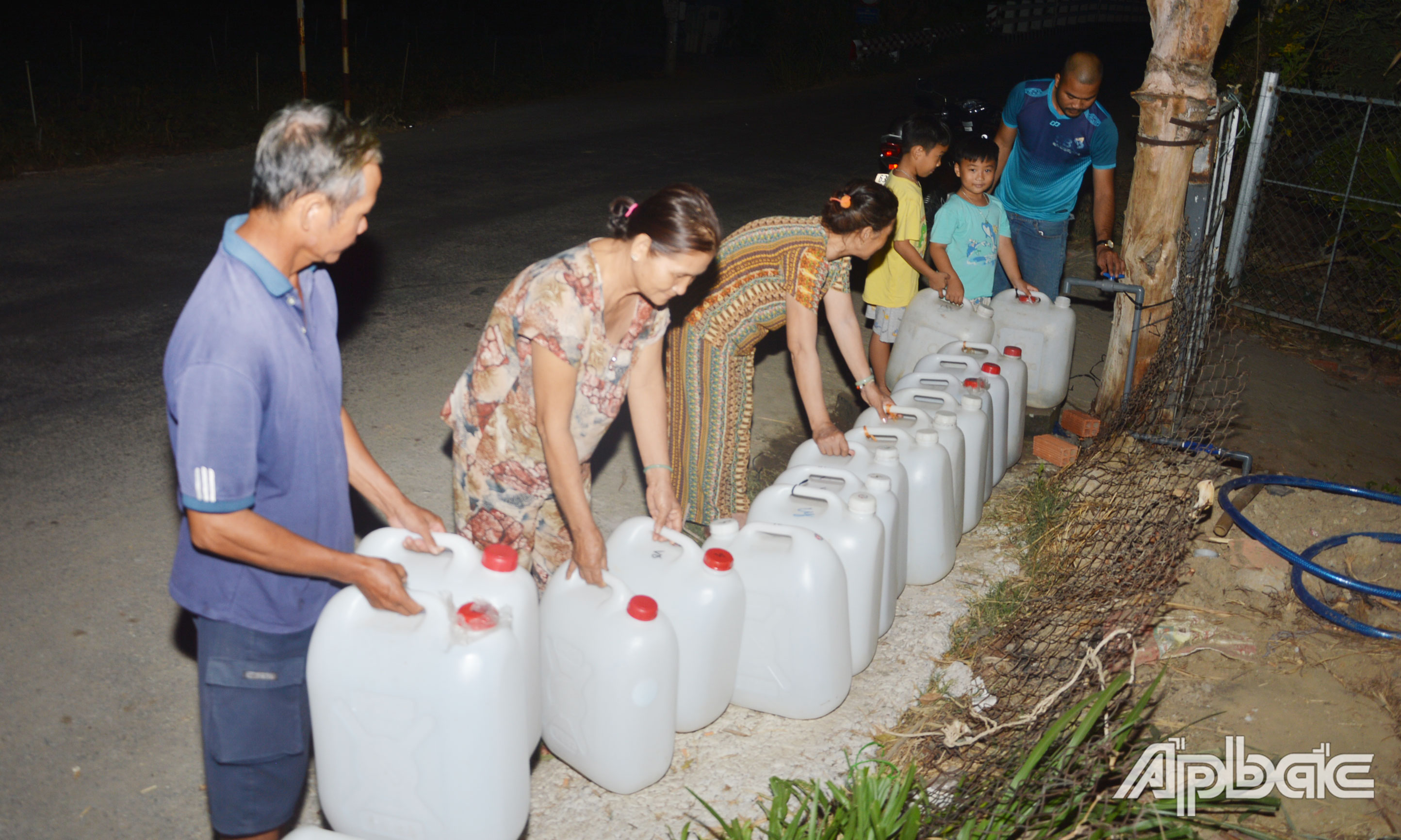 Trong đêm tối, nhiều người dân ở xã Gia Thuận vẫn chực chờ canh lấy nước sinh hoạt. Tình trạng này đã kéo dài khoảng 1 tuần nay.
